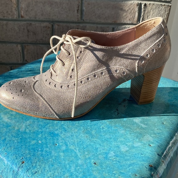 Shimmering Silver Italian Leather Wingtip Heels - Picture 7 of 13